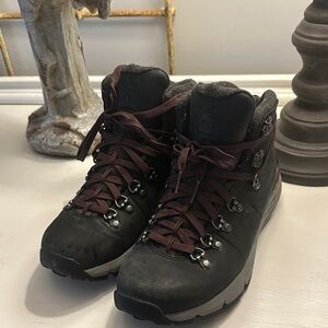 Danner Mountain 600 4.5 Hiking Boots size 6.5